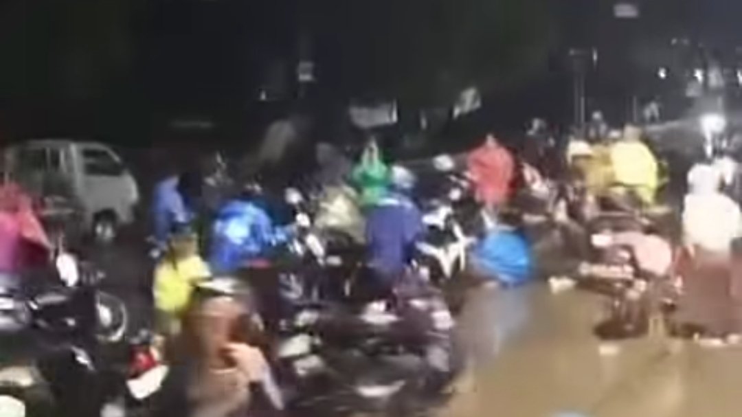 Beberapa motor mogok saat menerobos genangan banjir di depan RSUD Kabupaten Bekasi, Jalan Teuku Umar, Cibitung.