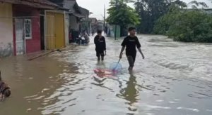 Curah hujan tinggi di Kabupaten Bekasi memicu banjir sekaligus longsor di beberapa titik.