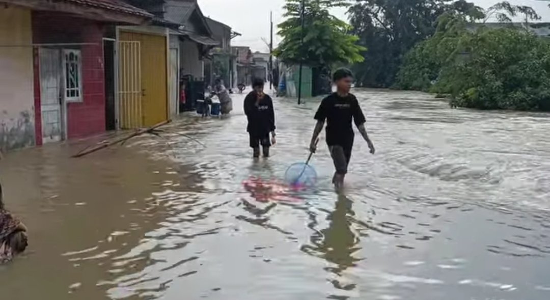 Curah hujan tinggi di Kabupaten Bekasi memicu banjir sekaligus longsor di beberapa titik.