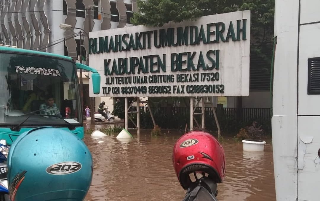 Hujan deras Jumat (23/1/2026) memicu banjir di Bekasi, termasuk Jl. Raya Cibitung–Cikarang, menyebabkan kemacetan panjang.