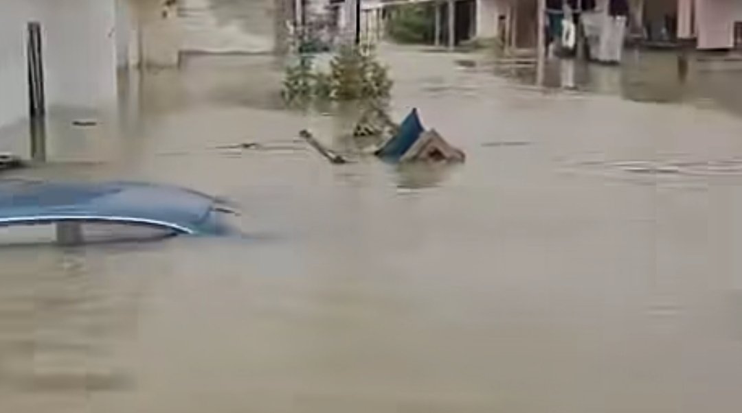 Banjir merendam wilayah Kabupaten Bekasi, warga mulai mengungsi.