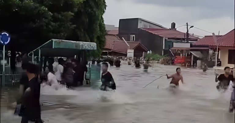 Sekretaris RW bersama warga, Bhabinkamtibmas, dan Babinsa memberikan klarifikasi terkait isu tawuran remaja saat banjir di Graha Prima, Tambun Selatan.