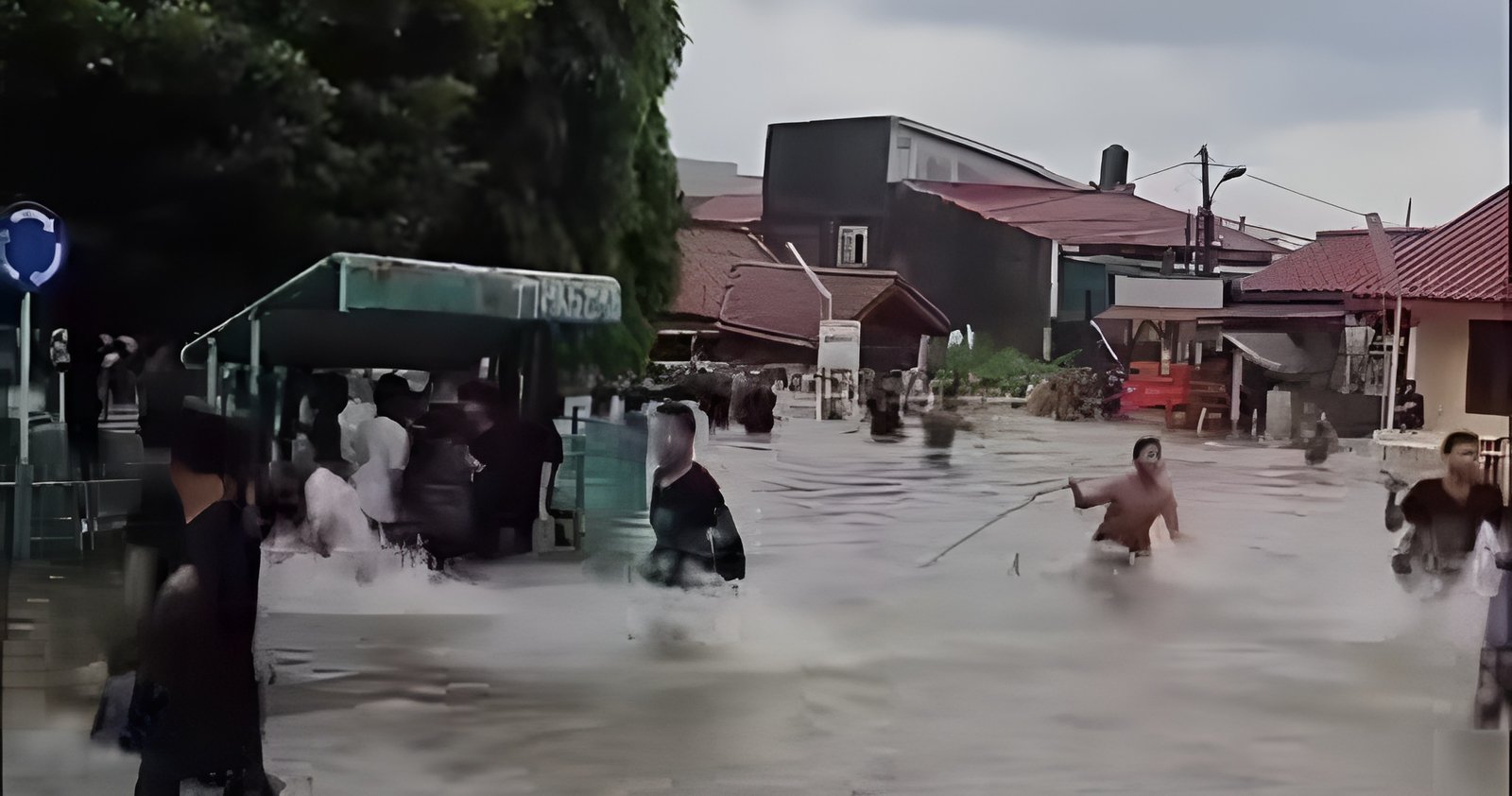Sekretaris RW bersama warga, Bhabinkamtibmas, dan Babinsa memberikan klarifikasi terkait isu tawuran remaja saat banjir di Graha Prima, Tambun Selatan.