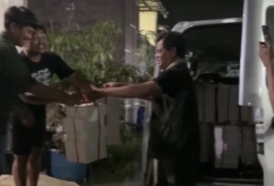 Info Cikarang kembali menyalurkan bantuan makanan siap saji kepada warga terdampak banjir di Kecamatan Karang Bahagia, Kabupaten Bekasi.