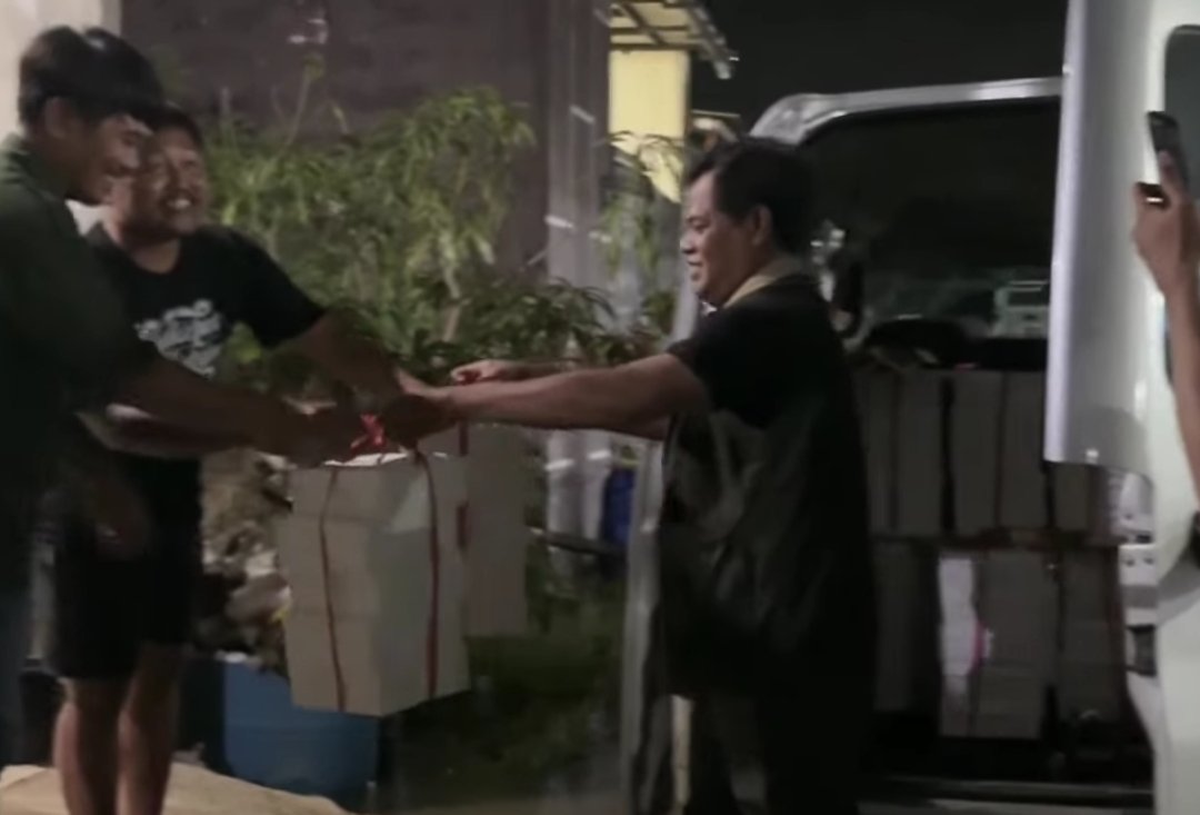 Info Cikarang kembali menyalurkan bantuan makanan siap saji kepada warga terdampak banjir di Kecamatan Karang Bahagia, Kabupaten Bekasi.