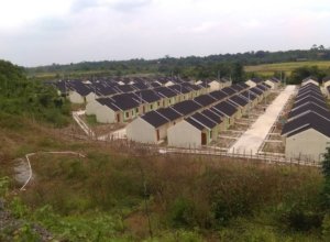 Kondisi rumah amblas dan jalan retak di Perumahan Villa Lestari, Serang Baru, Kabupaten Bekasi, yang hingga kini belum mendapat penanganan.