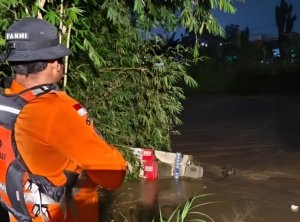 Sirine peringatan dini banjir aktif di Bekasi Utara menyusul naiknya debit Kali Bekasi akibat kiriman air dari Bogor.