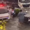 Banjir kembali menggenangi Jalan Raya Imam Bonjol, Telagamurni, Cikarang Barat, Kamis (29/1/2026), menyebabkan arus lalu lintas tersendat dan pengendara terhambat.