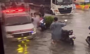 Banjir kembali menggenangi Jalan Raya Imam Bonjol, Telagamurni, Cikarang Barat, Kamis (29/1/2026), menyebabkan arus lalu lintas tersendat dan pengendara terhambat.