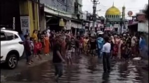 Warga Desa Karangasih, Cikarang Utara, Kabupaten Bekasi memblokir akses menuju Kebon Kopi sebagai protes atas banjir langganan dan jalan rusak yang tak kunjung diperbaiki.