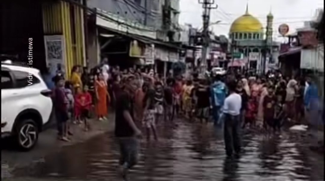 Warga Desa Karangasih, Cikarang Utara, Kabupaten Bekasi memblokir akses menuju Kebon Kopi sebagai protes atas banjir langganan dan jalan rusak yang tak kunjung diperbaiki.