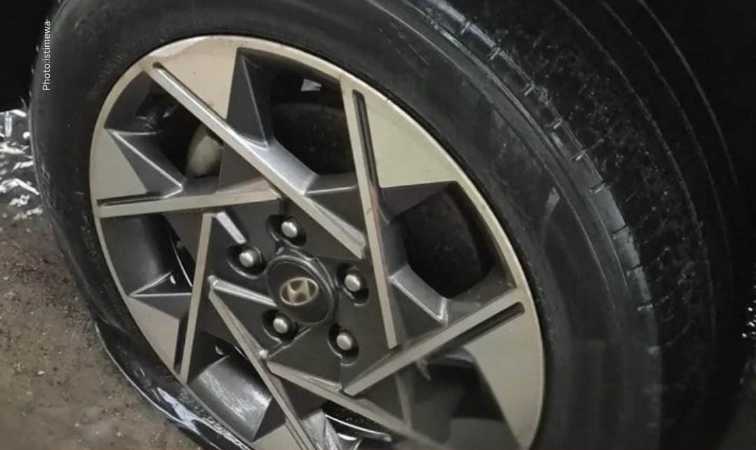 Kerusakan parah di jalan nasional Cikarang–Karawang kembali disorot setelah seorang ibu pengendara mengalami ban pecah dan pelek rusak akibat lubang besar di sepanjang ruas jalan.