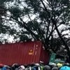 Truk kontainer kecelakaan tunggal di Kalimalang Tambun Selatan, arus lalu lintas sempat tersendat.