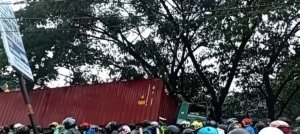 Truk kontainer kecelakaan tunggal di Kalimalang Tambun Selatan, arus lalu lintas sempat tersendat.