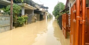 Kondisi banjir merendam sejumlah wilayah di Kabupaten Bekasi dan memaksa ribuan warga terdampak.