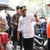 Plt. Bupati Bekasi Asep Surya Atmaja saat meninjau lokasi banjir di Desa Srimukti, Tambun Utara.
