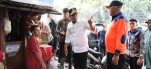 Plt. Bupati Bekasi Asep Surya Atmaja saat meninjau lokasi banjir di Desa Srimukti, Tambun Utara.