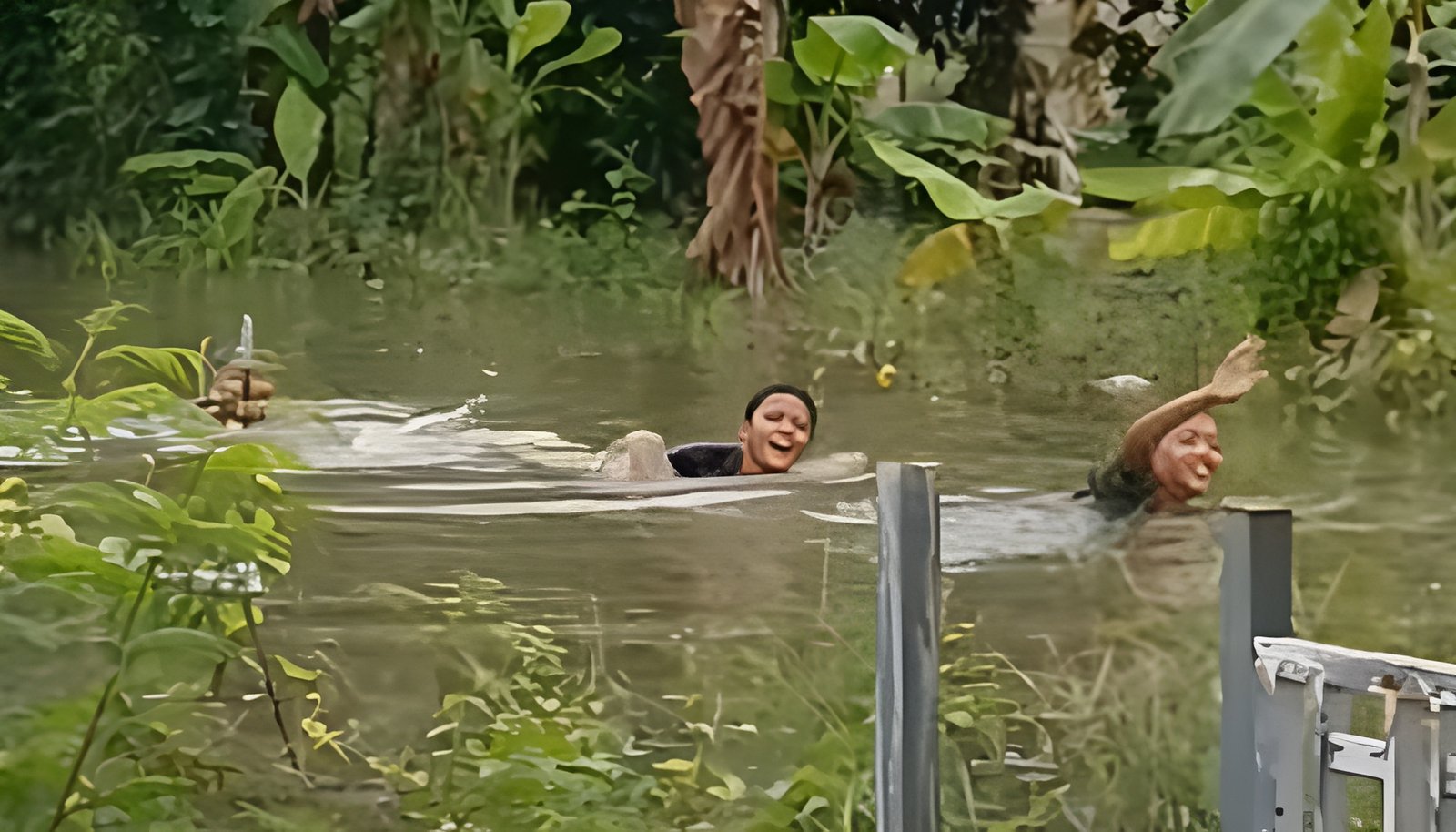 Kondisi banjir yang masih menggenangi Perumahan Villa Kencana Cikarang, Kecamatan Karangbahagia, Kabupaten Bekasi.