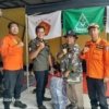 PAC GP Ansor Cikarang Utara mengevakuasi warga terdampak banjir di Kampung Kali Ulu, Desa Karangraharja, Cikarang Utara, Selasa (20/01/26).