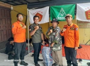 PAC GP Ansor Cikarang Utara mengevakuasi warga terdampak banjir di Kampung Kali Ulu, Desa Karangraharja, Cikarang Utara, Selasa (20/01/26).