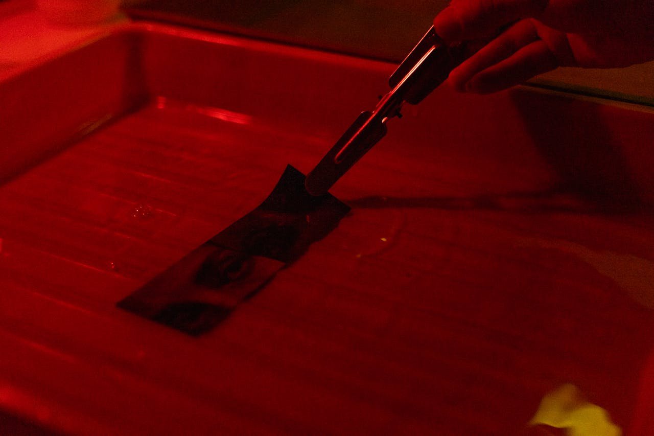 Polsek Cikarang Utara mengungkap kasus pencurian bermodus lem korea di kawasan Pasar Seng.