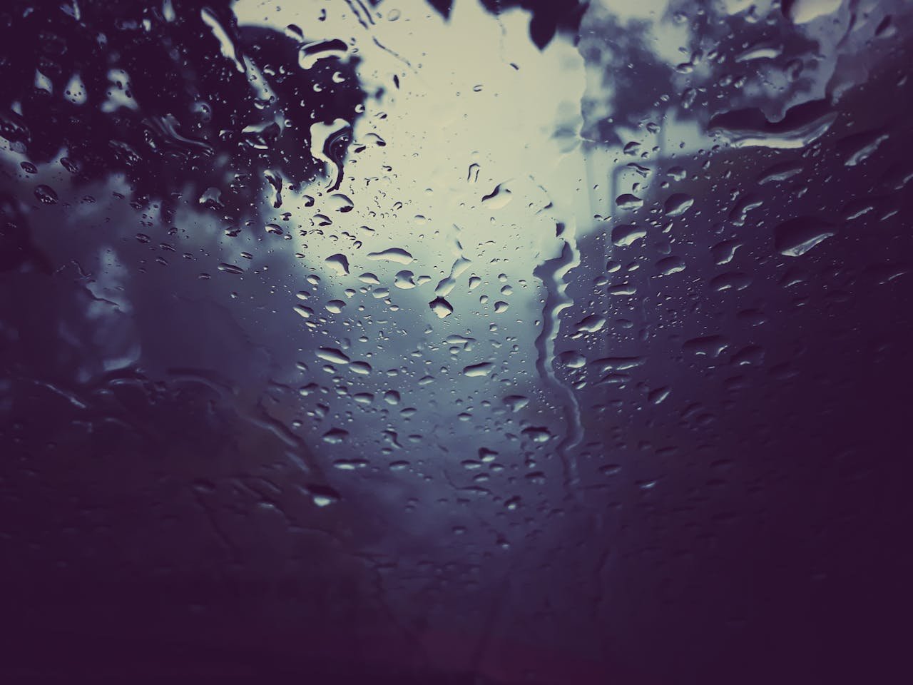 Curah hujan tinggi di Kabupaten Bekasi memicu banjir sekaligus longsor di beberapa titik.