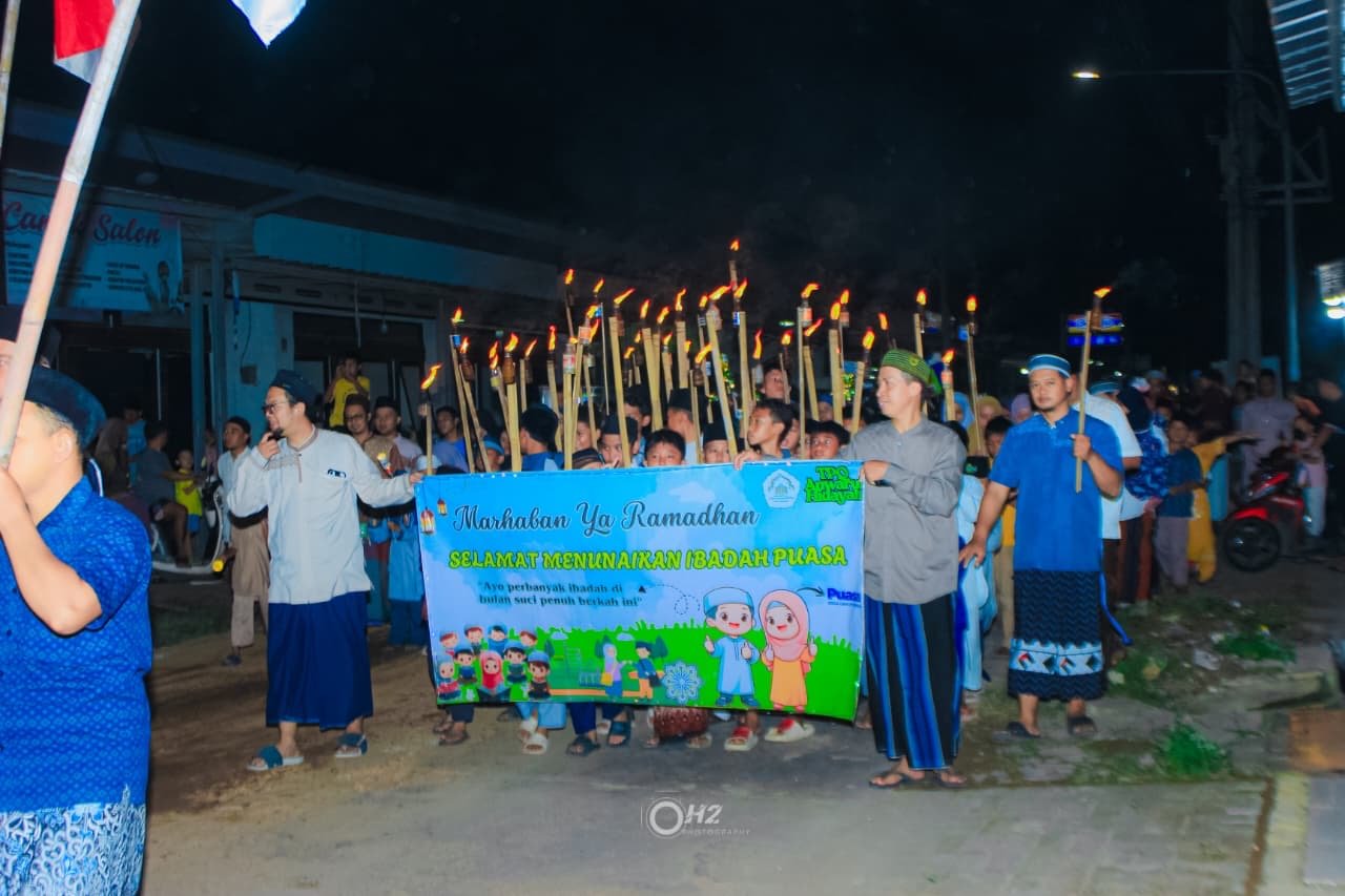 Ratusan warga Perum Cinity Blok H Asoka mengikuti pawai obor tarhib Ramadan yang digelar DKM Masjid Al Hidayah.