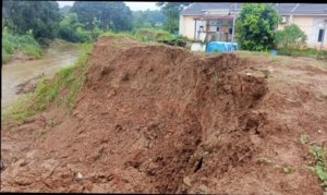 Saluran drainase di Blok R Grand Cikarang Village ambruk dan menyisakan lubang di sisi jalan lingkungan, memicu kekhawatiran warga soal keselamatan.