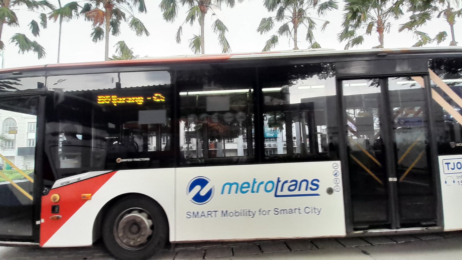 TransJakarta resmi membuka rute baru Cikarang–Cawang dengan tarif mulai Rp2.000 untuk menunjang mobilitas pekerja Bekasi–Jakarta.