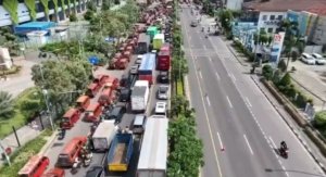 Demonstrasi sopir angkot di Jalan Ahmad Yani, Kota Bekasi, sebabkan kemacetan parah setelah badan jalan hampir seluruhnya tertutup kendaraan.
