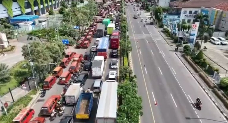 Demonstrasi sopir angkot di Jalan Ahmad Yani, Kota Bekasi, sebabkan kemacetan parah setelah badan jalan hampir seluruhnya tertutup kendaraan.