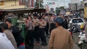 Petugas kepolisian berjaga di lokasi relokasi pasar tumpah Cikarang untuk memastikan proses penataan berjalan aman dan tertib.