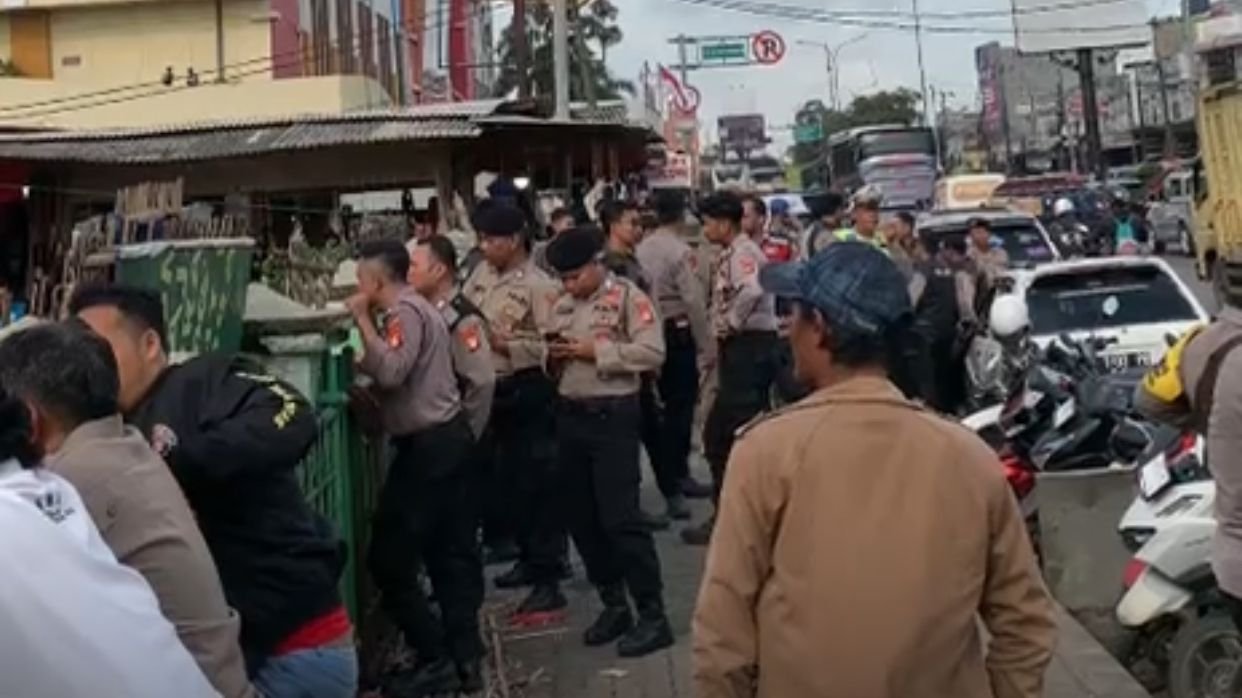 Petugas kepolisian berjaga di lokasi relokasi pasar tumpah Cikarang untuk memastikan proses penataan berjalan aman dan tertib.