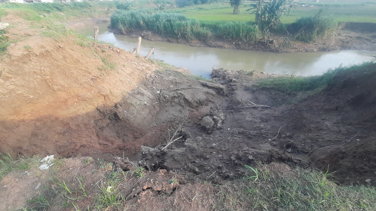 Tanggul yang ambrol di Perumahan GCV Jayasampurna, Kabupaten Bekasi, meningkatkan risiko banjir akibat luapan Kali Cikarang.
