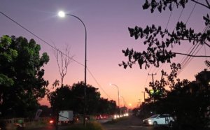 Dishub Kabupaten Bekasi memperbaiki PJU rusak akibat pencurian kabel di sejumlah ruas jalan, termasuk Jalan Kalimalang.