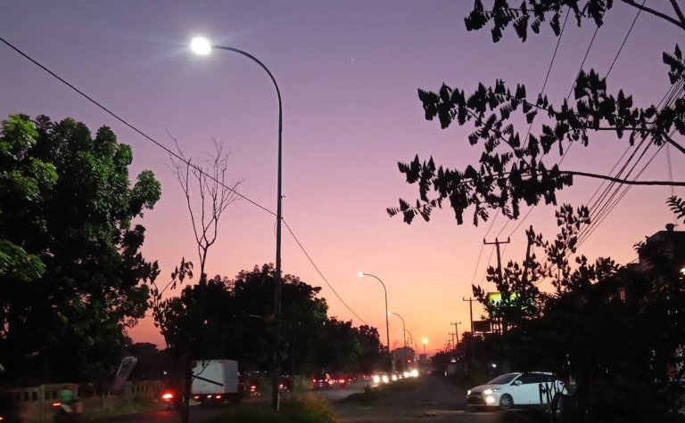 Dishub Kabupaten Bekasi memperbaiki PJU rusak akibat pencurian kabel di sejumlah ruas jalan, termasuk Jalan Kalimalang.