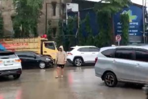 Antrean panjang uji KIR memicu kemacetan di Jalan Industri Pasirgombong, Cikarang Utara.