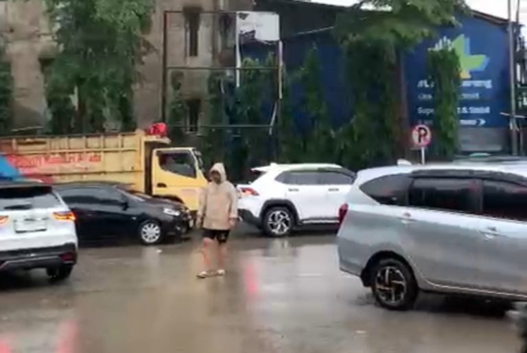 Antrean panjang uji KIR memicu kemacetan di Jalan Industri Pasirgombong, Cikarang Utara.