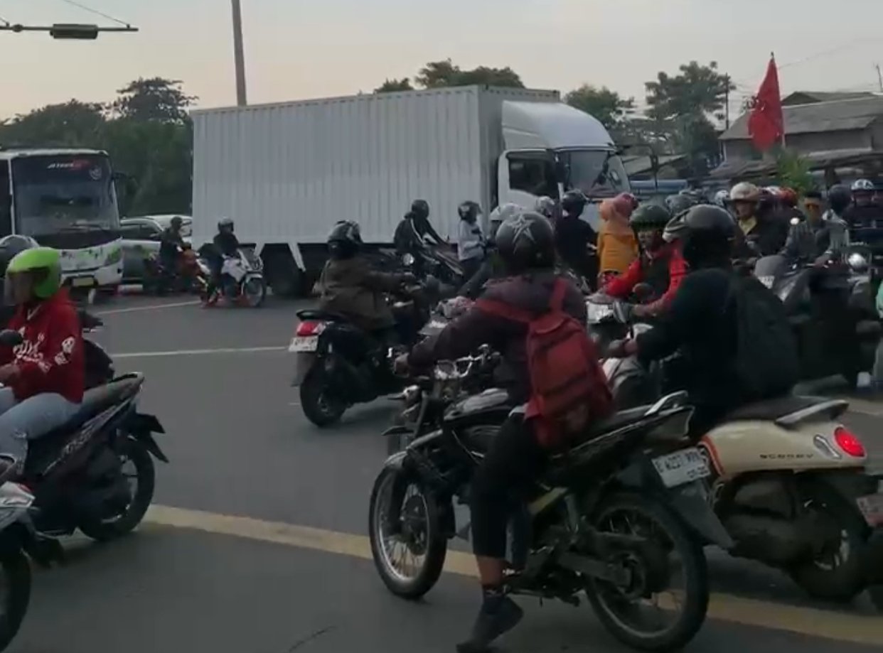 Arus lalu lintas di Perempatan Kalimalang arah MM2100 terpantau lancar.