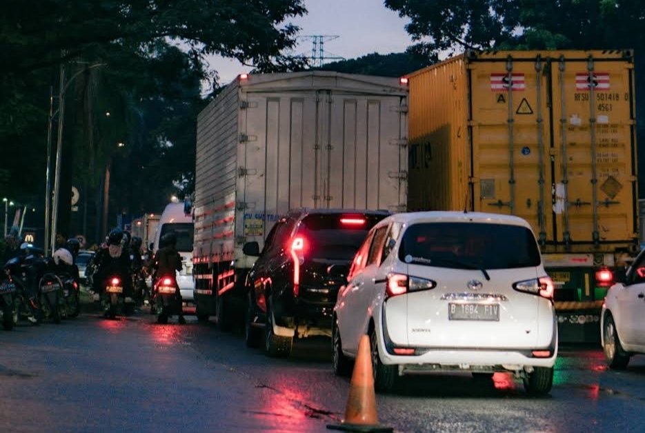 Kondisi jalan putar balik depan Citywalk Lippo Cikarang, Cikarang Selatan, Bekasi, rusak dengan lubang dan gelombang, membahayakan pengendara sepeda motor, Senin (2/2/2026).