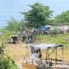 Petugas melakukan pemantauan di aliran Kali Bekasi, lokasi seorang petugas perahu eretan dilaporkan hilang usai tercebur saat beraktivitas di bantaran sungai.