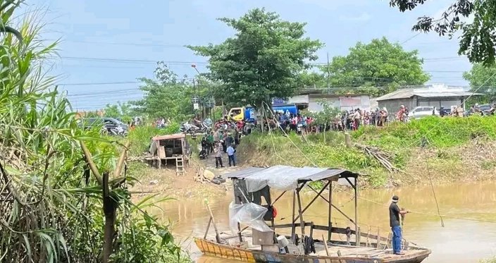 Petugas melakukan pemantauan di aliran Kali Bekasi, lokasi seorang petugas perahu eretan dilaporkan hilang usai tercebur saat beraktivitas di bantaran sungai.