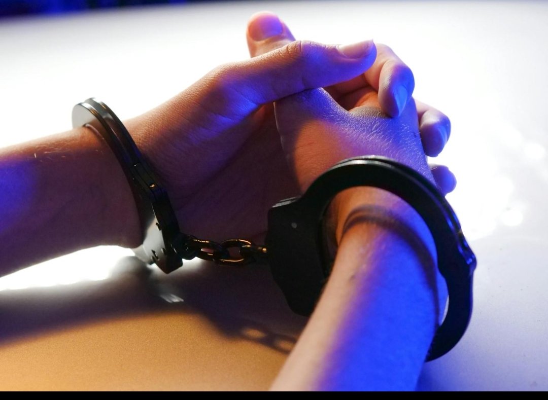 Polres Metro Bekasi menetapkan oknum anggota DPRD Kabupaten Bekasi berinisial NY sebagai tersangka dalam kasus dugaan pengeroyokan terhadap pria bernama Fendy (41).