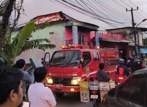 Sebuah rumah di Kampung Cijambe, Desa Sukadami, Cikarang Selatan, Kabupaten Bekasi, dilaporkan terbakar pada Rabu sore sekitar pukul 18.00 WIB.