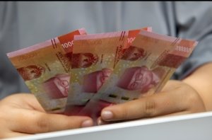 Warga Setu, Kabupaten Bekasi, dihebohkan penemuan 21 karung berisi uang rupiah asli di TPS liar.