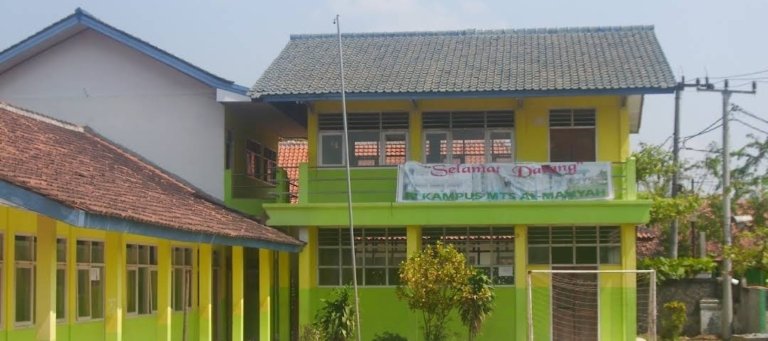Gedung MTs Al Maliyah di Sukatani, Bekasi, dilaporkan nyaris roboh akibat cuaca ekstrem dan kondisi bangunan yang sudah lapuk.
