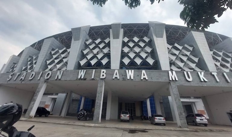 Stadion Wibawamukti Cikarang mulai direhabilitasi setelah rusak parah akibat angin puting beliung, dengan dukungan anggaran Rp40 miliar dari pemerintah pusat.