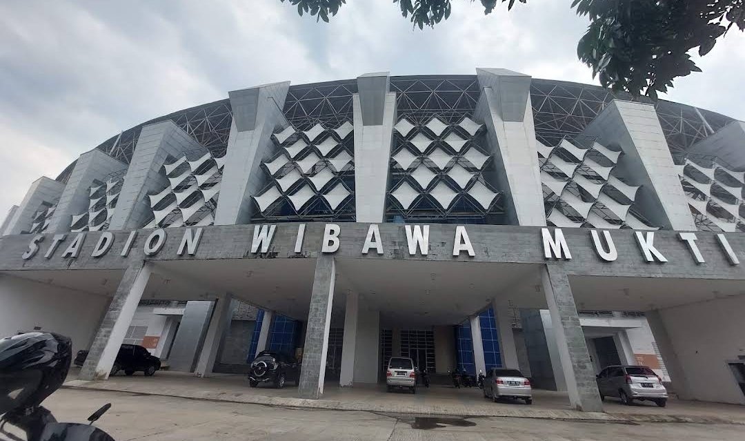 Stadion Wibawamukti Cikarang mulai direhabilitasi setelah rusak parah akibat angin puting beliung, dengan dukungan anggaran Rp40 miliar dari pemerintah pusat.