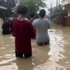 Pemkab melalui Kecamatan Cikarang Pusat mengusulkan pembangunan tempat penampungan sementara bagi warga terdampak banjir.