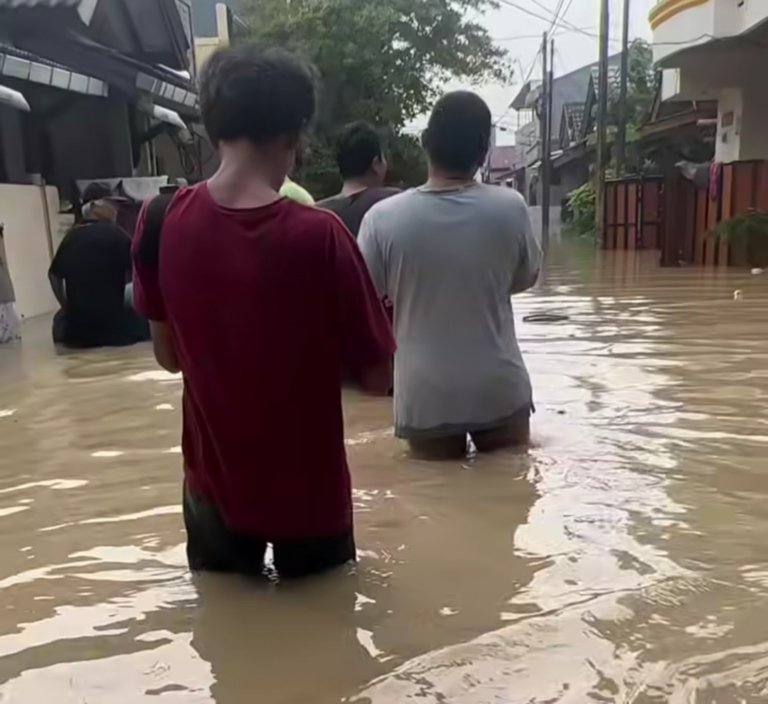 Pemkab melalui Kecamatan Cikarang Pusat mengusulkan pembangunan tempat penampungan sementara bagi warga terdampak banjir.